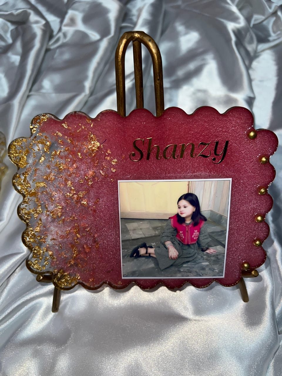 Customized Resin Photo Fram – Elegant Pearl & Floral Design With Stand