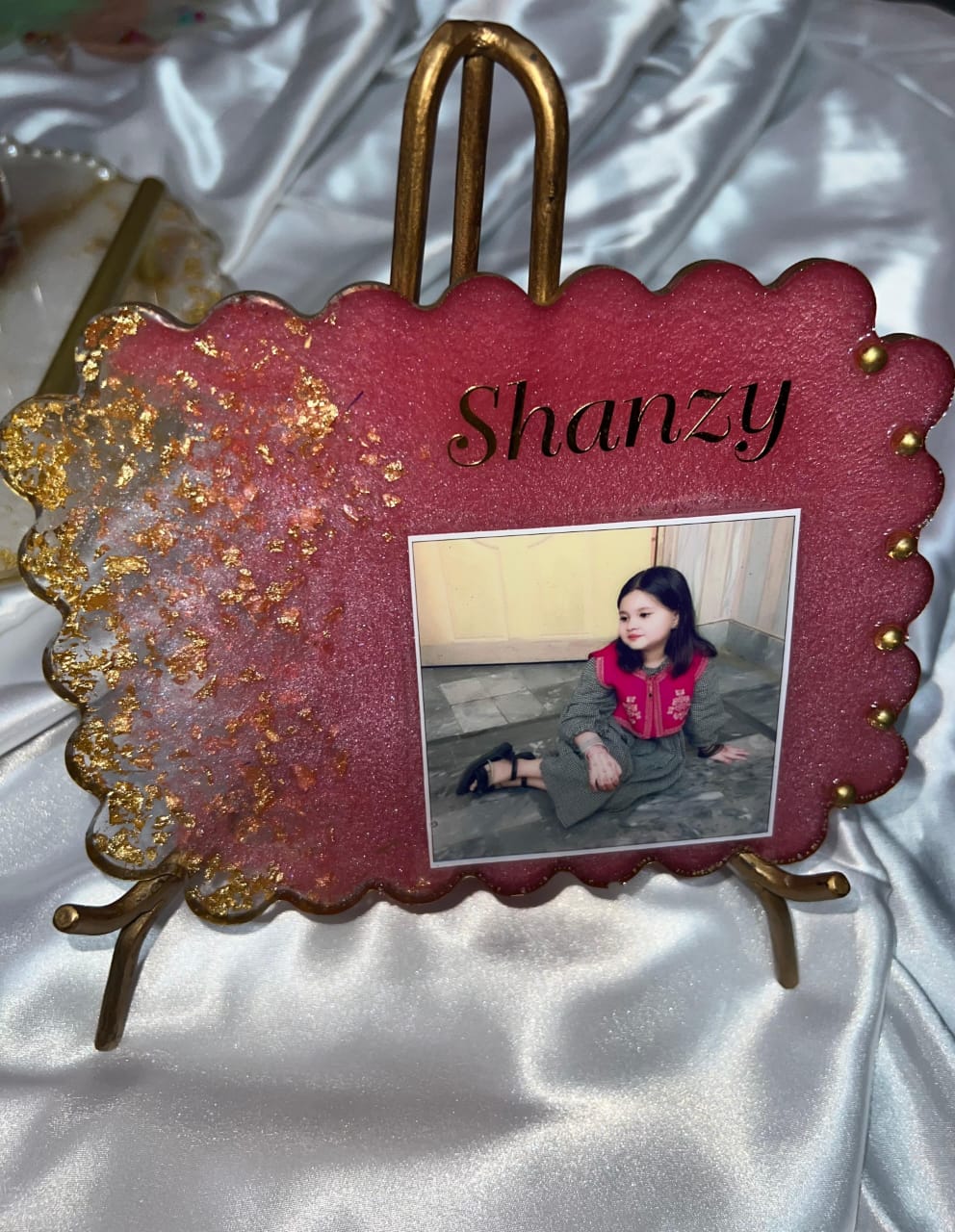 Customized Resin Photo Fram – Elegant Pearl & Floral Design With Stand