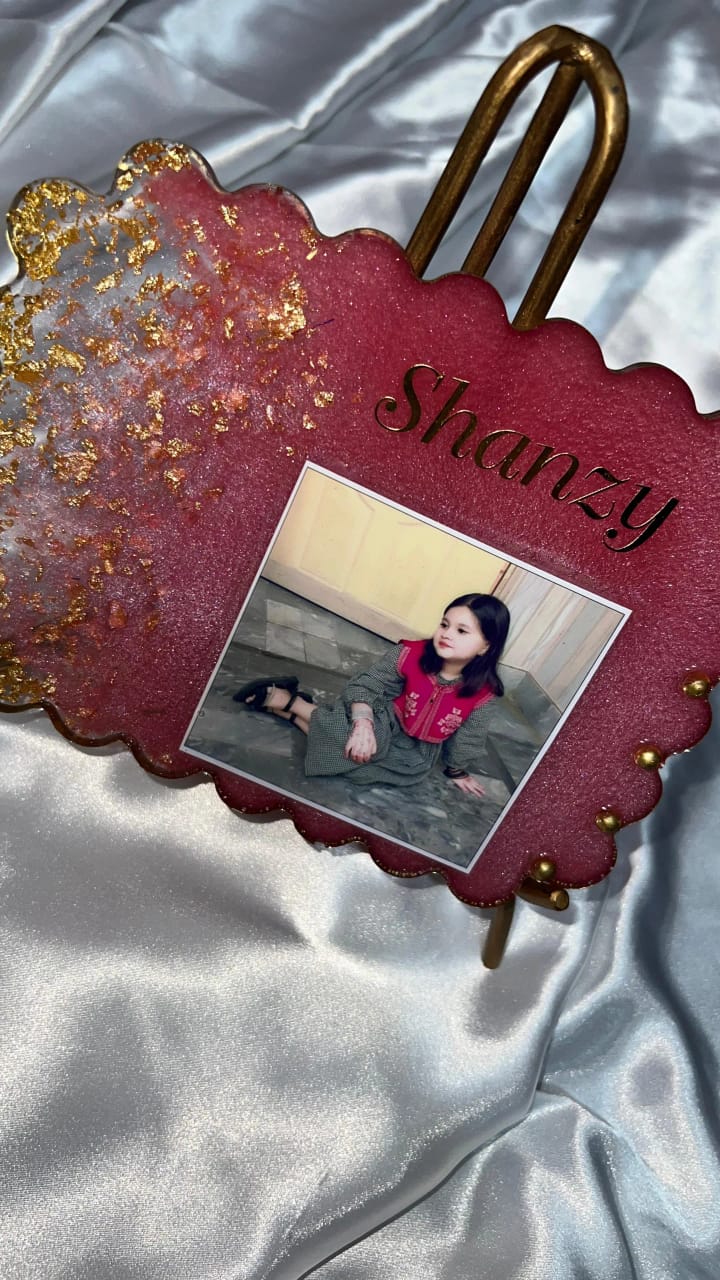 Customized Resin Photo Fram – Elegant Pearl & Floral Design With Stand